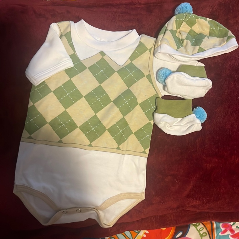 NWOT baby aspen size 0-6 months onesie and hat and booties.